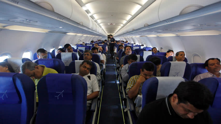 Фото - Пассажирка самолета подглядела переписку попутчика и потребовала задержать рейс